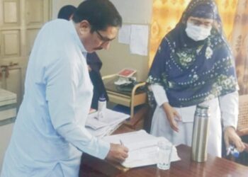 ڈپٹی ڈسٹرکٹ ہیلتھ آفیسر تحصیل کروڑ ڈاکٹر سعادت علی شاہ کا ٹی ایچ کیو ہسپتال کروڑ کا معائنہ