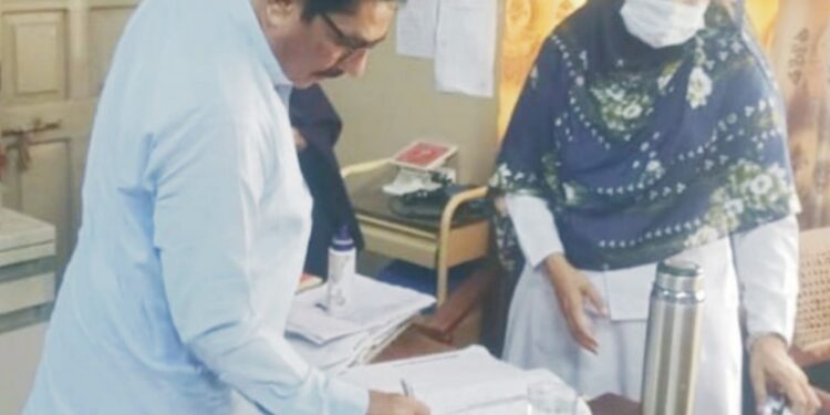 ڈپٹی ڈسٹرکٹ ہیلتھ آفیسر تحصیل کروڑ ڈاکٹر سعادت علی شاہ کا ٹی ایچ کیو ہسپتال کروڑ کا معائنہ