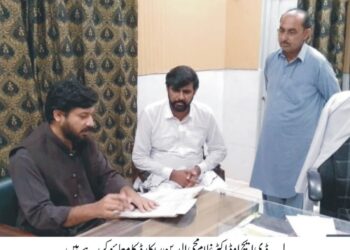 ڈسٹرکٹ ہیلتھ آفیسر ڈاکٹر غلام محی الدین کا بنیادی مرکز صحت شاہ پور کا دورہ