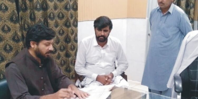 ڈسٹرکٹ ہیلتھ آفیسر ڈاکٹر غلام محی الدین کا بنیادی مرکز صحت شاہ پور کا دورہ