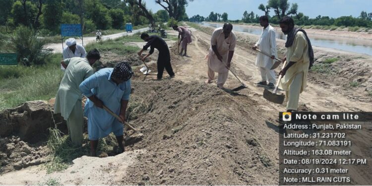 ضلع بھر میں حالیہ بارشوں سے نہروں کے اطراف میں پڑنے والے گڑھوں کو مٹی سے بھرنے کا کام جاری