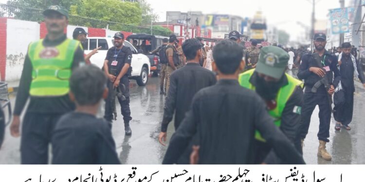 سول ڈیفنس آفیسرمحمدتوقیرنے چہلم حضرت امام حسین کے موقع پر اہلکاروں کی ڈیوٹی چیک کرنے کے لئے جلوس روٹس ،امام بارگاہ کا معائنہ کیا