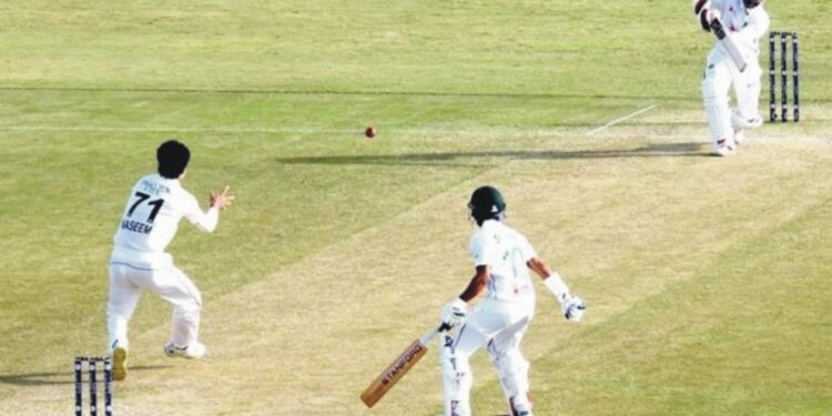 پاکستان نے بنگلہ دیش کے خلاف راولپنڈی ٹیسٹ ،پہلی اننگز 448 رنز پر 6 کھلاڑی آئوٹ پر ڈکلیئر کر دی