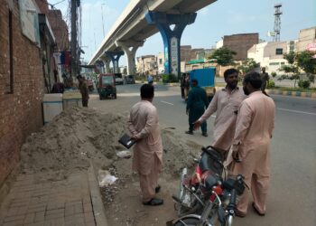 انسداد ڈینگی ٹیموں کا گلگشت برینڈ روڈ پر قائم مختلف نجی دفاتر، ریسٹورانٹ ، فوڈ چینز ، اور زیر تعمیر عمارات کا جائزہ