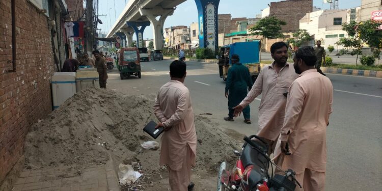 انسداد ڈینگی ٹیموں کا گلگشت برینڈ روڈ پر قائم مختلف نجی دفاتر، ریسٹورانٹ ، فوڈ چینز ، اور زیر تعمیر عمارات کا جائزہ