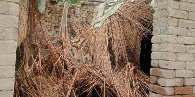 لیہ:راجن شاہ دربار کے قریب بارش کے باعث کچی چھت گرنے سے 2 خواتین زخمی،ریسکیو 1122ٹیم ریسکیو کرنے پہنچ گئی