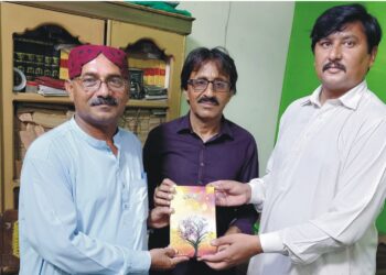 لیہ کے نامور شاعر عارش گیلانی لیہ ٹی وی ایچ ڈی کے پروگرام ادب رنگ میں تشریف لائے اور اپنی خوبصورت سرائیکی شعری مجموعہ پکیاں فصلاں گفٹ کی