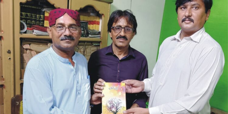 لیہ کے نامور شاعر عارش گیلانی لیہ ٹی وی ایچ ڈی کے پروگرام ادب رنگ میں تشریف لائے اور اپنی خوبصورت سرائیکی شعری مجموعہ پکیاں فصلاں گفٹ کی