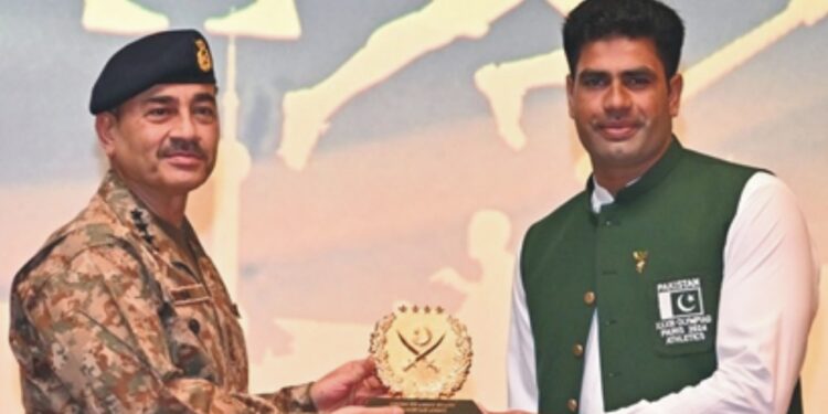 پاکستان کو 40 سال بعد اولمپکس میں گولڈ میڈل جتوانے والے ارشد ندیم قومی فخرہیں، خوشحال پاکستان کے مقصد کے حصول کے لیے نوجوانوں کی سپورٹ کریں گے،جنرل عاصم منیر