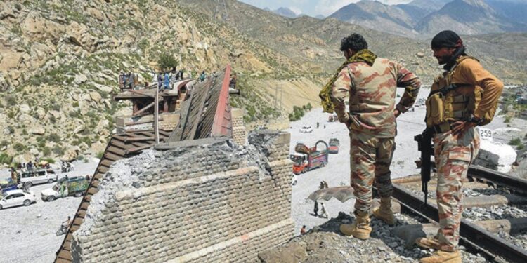 بلوچستان میں ہنگامہ آرائی کے بعد فورسز عسکریت پسندوں کو تلاش کر رہی ہیں، قانون نافذ کرنے والے اداروں نے اہم شاہراہ کو بلاک کرنے کی کوشش کو ناکام بنا دیا، نصیر آباد سے تین گولیوں سے چھلنی لاشیں ملی ہیں،6عسکریت پسندوں کی لاشیں شناخت کے لیے کوئٹہ منتقل کر دی گئیں،ٹرک ڈرائیور حملے میں مردہ سمجھ کر ہسپتال میں صحت یاب ہو گیا