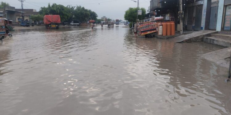 لیہ:چوک اعظم بارش ۔سڑکیں ، گلی محلے تالاب بن گئے