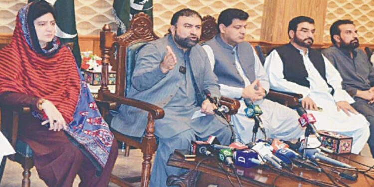 شورش زدہ بلوچستان کے مختلف حصوں میں 14 سیکیورٹی اہلکاروں سمیت کم از کم 50 افراد اپنی جانوں سے ہاتھ دھو بیٹھے کیونکہ کالعدم بلوچستان لبریشن آرمی (بی ایل اے) سے وابستہ درجنوں عسکریت پسندوں نے صوبے بھر میں ہنگامہ آرائی کی اور پولیس پر دھاوا بول دیا۔ اسٹیشنوں، ریلوے پٹریوں کو اڑا دیا، اور تقریباً تین درجن گاڑیوں کو آگ لگا دی