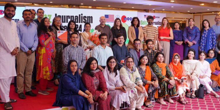 ماہرین کا ماحولیاتی رپورٹنگ میں بڑھتے ہوئے چیلنجز کا سامنا کرنے والی خواتین صحافیوں کی حوصلہ افزائی اور شمولیت پر زور