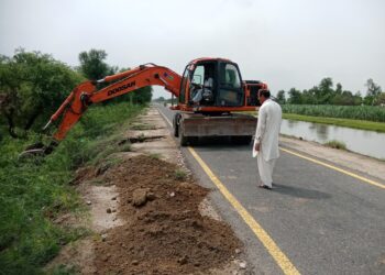 محکمہ ہائی ویز کی طرف سے رین کٹس کو مٹی سے بھرنے کا عمل جاری 