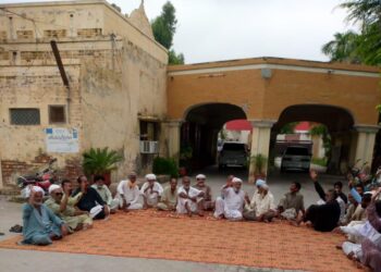 6ماہ سے پنشن نہ ملنے پر پنشنرز کا میونسپل کمیٹی لیہ میں احتجاجی مظاہرہ,