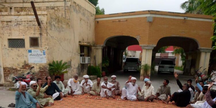 6ماہ سے پنشن نہ ملنے پر پنشنرز کا میونسپل کمیٹی لیہ میں احتجاجی مظاہرہ,