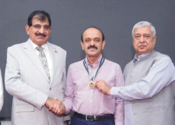 کپاس کی تحقیق وترقی میں نمایاں کاکردگی پرڈاکٹر محمد نوید افضل کو قائد اعظم گولڈ میڈل سے نوازا گیا
