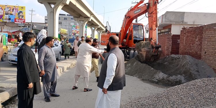 ایم ڈی اے انفورسمنٹ ڈائریکٹوریٹ کی ضلعی انتظامیہ کے ہمراہ روڈ کی حدود میں موجود تعمیراتی میٹریل رکھنےپر بوسن روڈ پر بڑی کارروائی