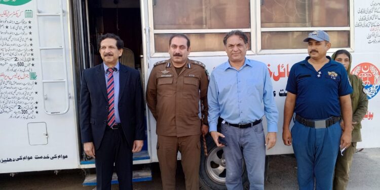 پولیس موبائل خدمت مرکز وین کی ایم ڈی اے ہیڈ آفس آمد۔ایم ڈی اے کے ملازمین کے ڈرائیونگ لائسنس بنائے