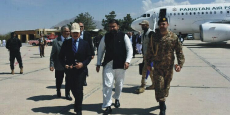 وزیر اعظم شہباز بلوچستان حملوں کے بعد سیکیورٹی صورتحال کا جائزہ لینے کوئٹہ پہنچ گئے