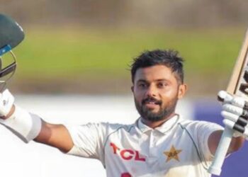 مایہ ناز مڈل آرڈر بلے باز سعود شکیل کا بنگلہ دیش کے خلاف شاندار بیٹنگ کا مظاہرہ،261گیندیں کھیلتےہوئے9 چوکوں کی مدد سے 141رنز بنا