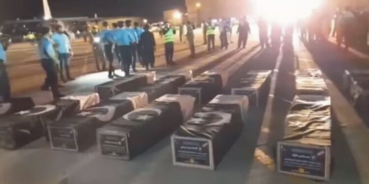 پاکستان ایئر فورس (PAF) کے ایک C-130 طیارہ پر جمعہ کو 28 پاکستانی زائرین کی میتیں وطن واپس پہنچ گئیں