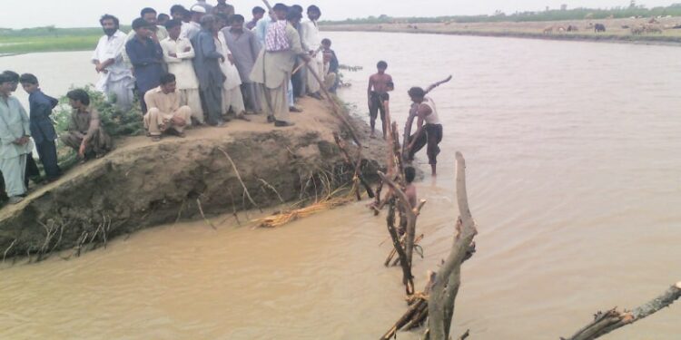 `کوٹ ادو:دریائے سندھ کے نشیبی علاقہ بستی کھلنگ والا کا حفاظتی بند ٹوٹنے کی اطلاعات