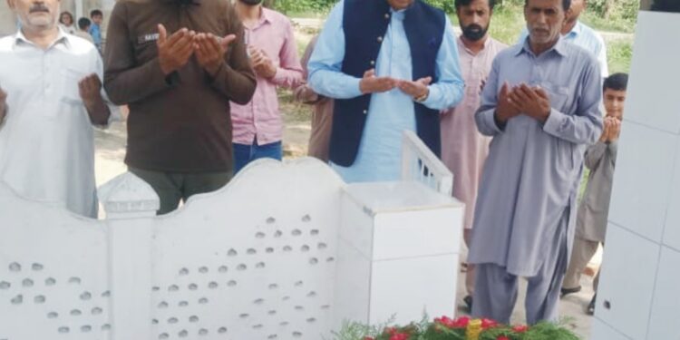 یوم دفاع، اسسٹنٹ کمشنر حارث حمیدخان کی چک نمبر138میں پاک آرمی کے شہید تصورعباس کی قبرپر پھولوں کا گلدستہ رکھااور فاتحہ خوانی کی