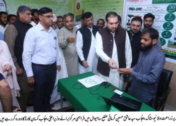 وزیر زراعت لائیو سٹاک پنجاب سید عاشق حسین کرمانی کا کسان کارڈ فراہمی مرکز کا دورہ،وزیر اعلیٰ پنجاب کسان کارڈ کے لیے اب تک ساڑھے 8 لاکھ سے زائد کاشتکار رجسٹریشن کرا چکے ہیں وزیر زراعت و لائیو سٹاک سید عاشق حسین کرمانی