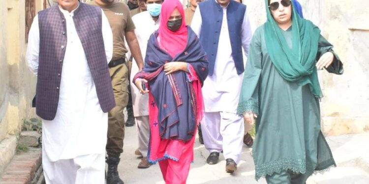 وزیر اعلیٰ پنجاب مریم نواز شریف کے وژن ستھرا پنجاب پروگرام کی کامیابی کے لئے ڈپٹی کمشنر امیرا بیدار خود مانیٹرنگ کے لئے فیلڈ میں متحرک ہو گئیں