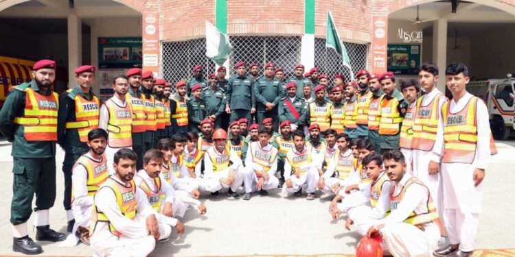 ریجنل ایمرجنسی آفیسر ڈاکٹر ناطق حیات غلزئی کا ماہانہ کارکردگی جانچنے کے حوالے سے ریسکیو سٹیشن لیہ کا دورہ۔ریسکیو 1122آفس میں منعقد ہونے والی پر وقار محفل میلاد میں شرکت