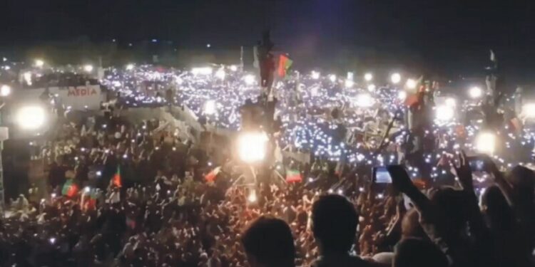 پی ٹی آئی کے جلسے میں حامیوں کا پولیس سے تصادم جب رہنماؤں نے عمران کی رہائی کا مطالبہ کیا