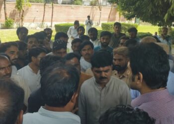 ڈسٹرکٹ ہیڈ کوارٹر ہسپتال لیہ آئی سی یو وارڈ سے آکسیجن سلنڈر گیس چوری کا واقعہ ہسپتال انتظامیہ نے اہلکار کو پولیس کے حوالے کر دیا سپورٹنگ سٹاف کا احتجاج