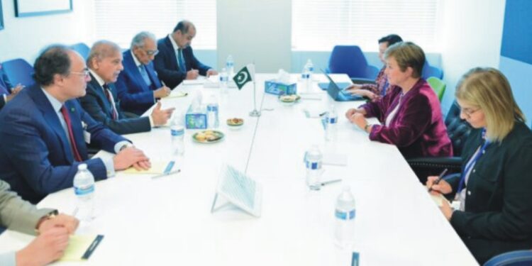 وزیراعظم نے ملکی اداروں کو مضبوط بنانے، معاشی انتظام کو بہتر بنانے میں مدد کے لیے آئی ایم ایف کی مدد کو سراہا