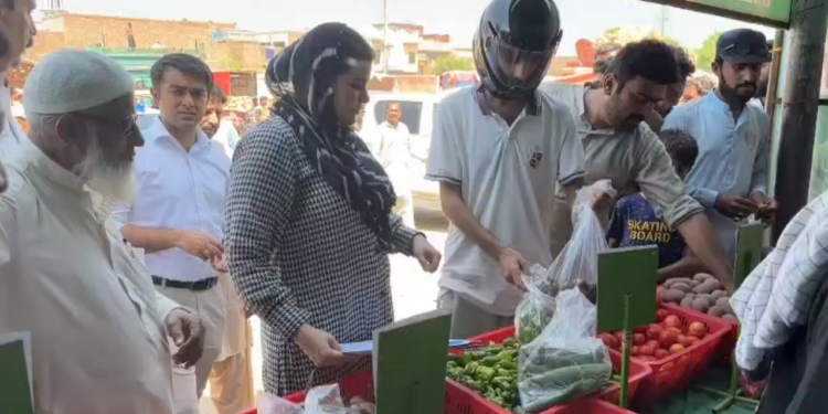 چیئرپرسن وزیر اعلیٰ ٹاسک فورس برائے پرائس کنٹرول سلمی بٹ کا سبزی منڈی کا دورہ، چیئرپرسن سلمی بٹ نے اشیاء خوردونوش کی قیمتوں اور نیلامی کا معائنہ