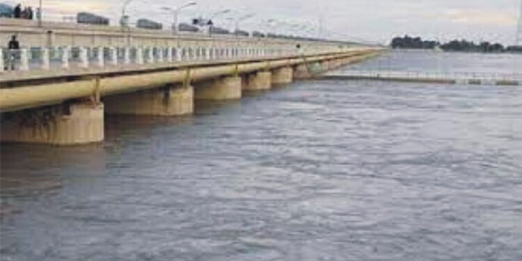 دریائے سندھ میں نچلے اور درمیانے درجے کا سیلاب جاری