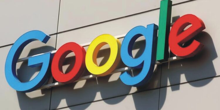 گوگل 2026 تک پاکستان میں 0.5 ملین کروم بکس تیار کرے گا، وزیراعظم کو پہلا تحفہ