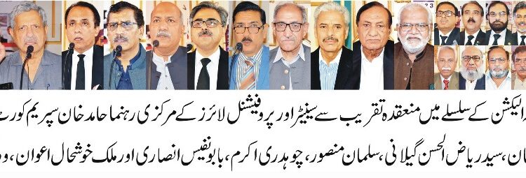 ملتان:ضلع کچہری ملتان میں ڈسٹرکٹ کلرکس بار ایسوسی ایشن ملتان کے سابق صدر و ڈپٹی جنرل سیکرٹری پاکستان پیپلز پارٹی ملتان سٹی حاجی محمد امین ساجد کی جانب سے 26 آئینی ترمیم پاس ہونے کی خوشی میں مٹھائی تقسیم کررہے ہیں