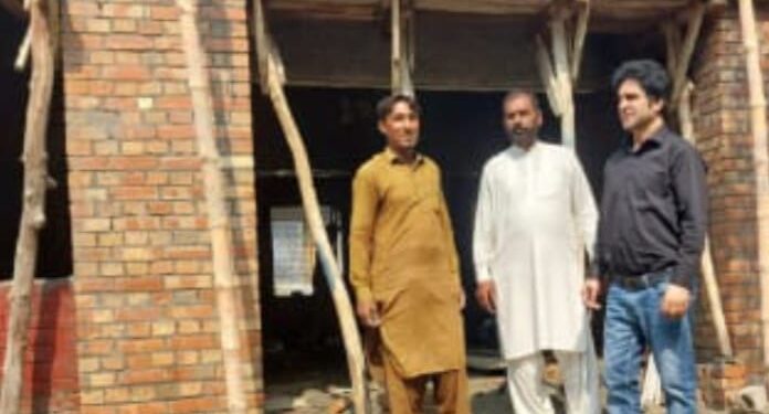 لیہ۔ سی ای او ہیلتھ ڈاکٹر شاہد ریاض بنیادی مرکز صحت سمرا نشیب کی ریویمپنگ کے کام کا معائنہ کر رہے ہیں