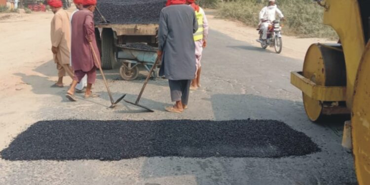 حکومت پنجاب کے احکامات کی روشنی میں ضلع بھر میں سڑکوں کی تعمیر و مرمت جاری