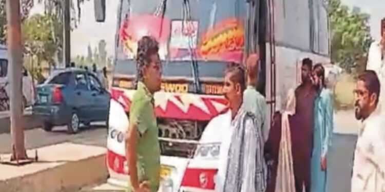 ڈپٹی کمشنر امیرا بیدار کا چوک اعظم میں ٹریفک جام پر سخت برہمی کا اظہار۔ سیکرٹری آر ٹی اے کو سڑکوں پر گاڑیاں کھڑی کرنے والے ٹرانسپورٹرز کے خلاف کارروائی کی ہدایت جاری کر دی