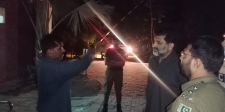 جمن شاہ میں ڈکیتی کی واردات ہسپتال سے واپس جانے والی ایل ایچ وی اور اس کے شوہر سے گن پوائنٹ پر نقدی اور موبائل چھین لیا گیا ڈی ایس پی صدرعمران خورشید ،ایس ایچ او کوٹ سلطان اورموقع پر پہنچ گئے