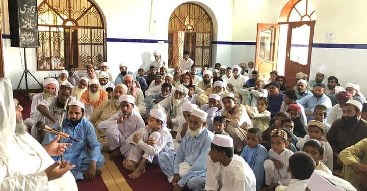 ہم محمد رسول اللہ صلی اللہ علیہ وسلم کے بتائے ہوئے راستے پر عمل کرکے سچے عاشق ہونے کا ثبوت دیں اپنے بچوں کو قرآن کا حافظ بنائیں کسی کی دل آزاری نہ کریں رشوت دلالی سود غیبت چغلی کسی کا حق کھانا سراسر حرام ہے،مولانا عبدالرشید