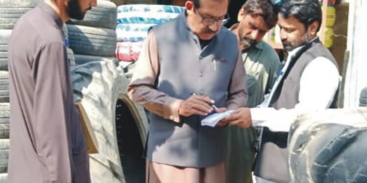 ضلع بھر کے پرائس کنٹرول مجسٹریٹس کی طرف سے ریٹ لسٹ کو عملدرآمد کو یقینی بنانے کے لئے مارکیٹوں کا معائنہ