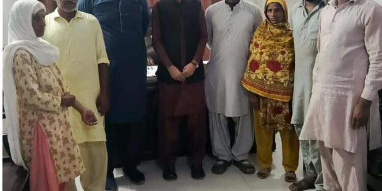 ملتان. خاتون صوبائی محتسب پنجاب ریجنل آفس ملتان کی کاوش سے متاثرہ خاتون کو وراثتی حق دلانے کے وقت گروپ فوٹو