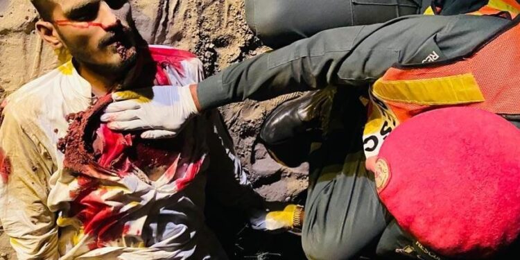 لیہ: مبینہ خودکشی کرنے والے نوجوان جنید اقبال کو ریسکیو اہلکار ریسکیو کرتے ہوئے