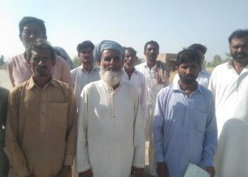 لیہ:چکنمبر 169 TDA کے رہائشی حقنوازبلوچ،نصیر احمد،مستری اشرف،اللہ ڈتہ،عبدالغفور،عبدالغنی،محمد اسلم،محمداسماعیل،نذیراحمد،محمدصدیق،غلام شبیر،فوجی گانما،غلام علی،پیربخش،محمدبخش،جعفرحسین و دیگر گفتگوکررہے ہیں