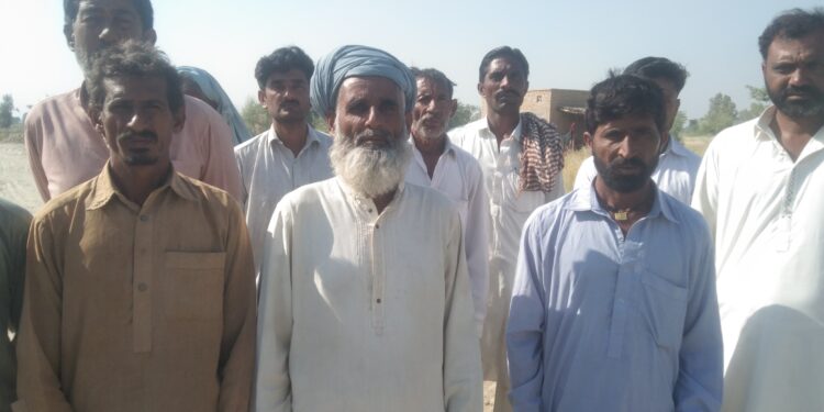 لیہ:چکنمبر 169 TDA کے رہائشی حقنوازبلوچ،نصیر احمد،مستری اشرف،اللہ ڈتہ،عبدالغفور،عبدالغنی،محمد اسلم،محمداسماعیل،نذیراحمد،محمدصدیق،غلام شبیر،فوجی گانما،غلام علی،پیربخش،محمدبخش،جعفرحسین و دیگر گفتگوکررہے ہیں