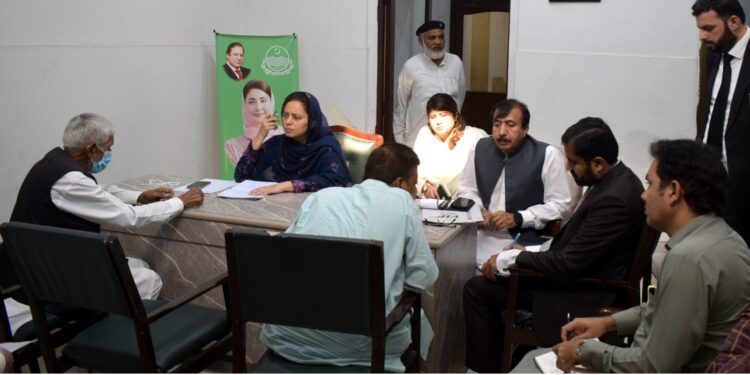 وزیراعلی پنجاب مریم نواز نے روایتی سرخ فیتہ کلچر کے خاتمہ اور اوپن ڈور پالیسی کے نفاذ کیلئے زیرو ٹالرنس پالیسی کے احکامات دیے ہیں، کمشنر ملتان ڈویژن مریم خان