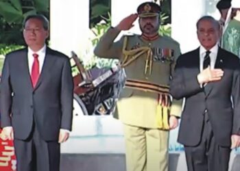 چینی وزیراعظم لی کو وزیراعظم ہاؤس میں گارڈ آف آنر پیش کیا گیا